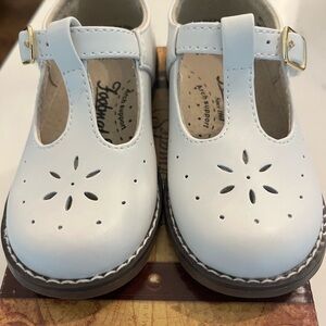 EUC Footmates Sherry Mary Janes Size 8 White